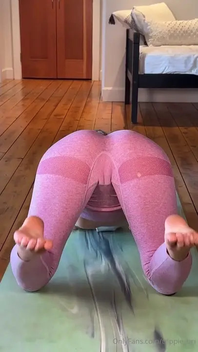 Trippie Bri Gets Laid In The Middle Of Yoga - ePornLeak