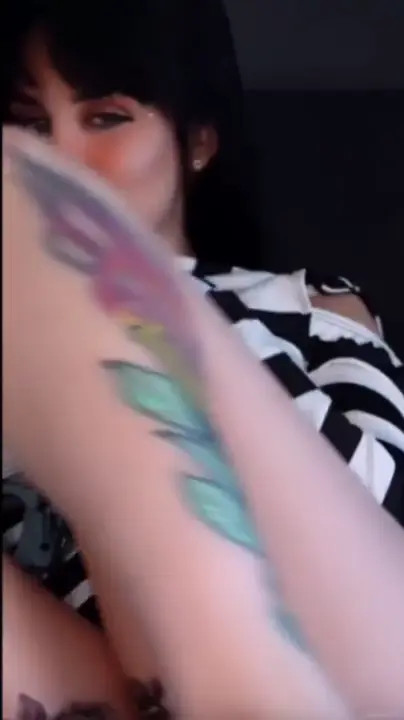 Prisoner Callmeliliethh Pleasures Her Pussy