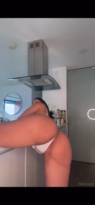 Nia Cruz Rubs And Fingers Her Pussy