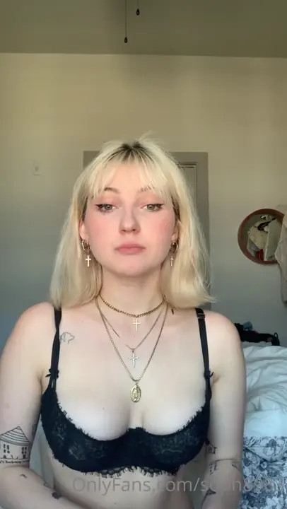 Blonde Soph8983 Plays With Her Pussy - ePornLeak