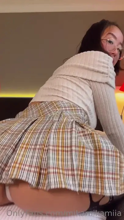Mikamikamiia Pumps Her Ass On The Bed