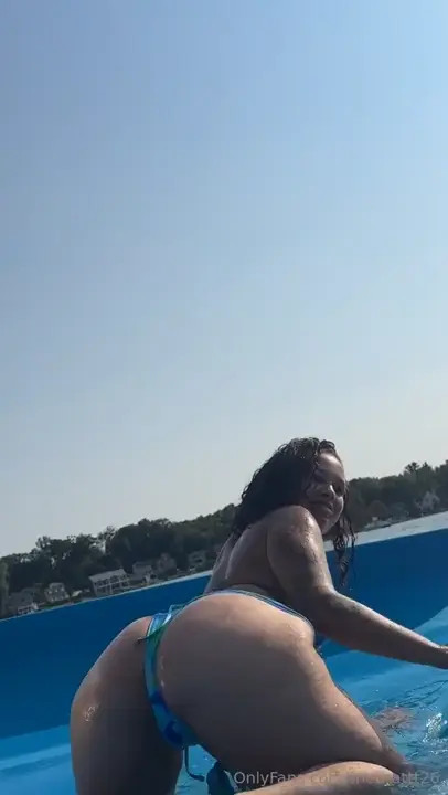 Thebrattt26 Twerks In The Water - ePornLeak