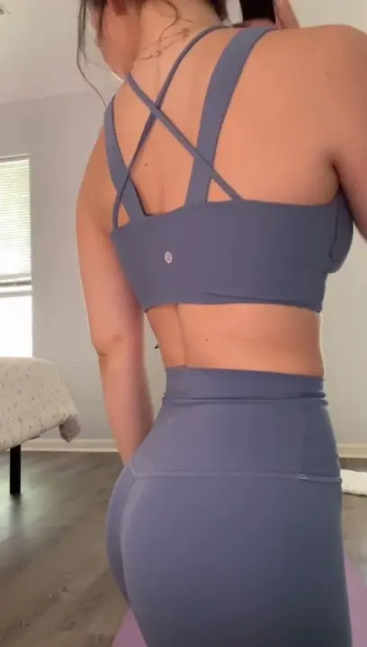 Jocelyynn Rubs Her Pussy On A Yoga Mat