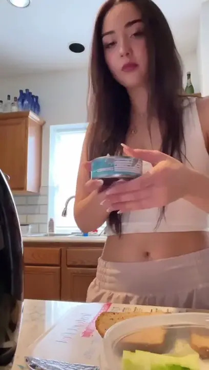 Jocelyynn Fingers Her Pussy On The Couch