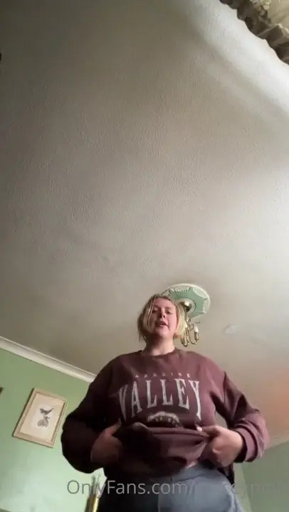 Caisyy Slams Her Boobs On The Camera