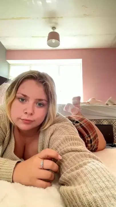 Caisyy Strips And Fucks Herself - ePornLeak