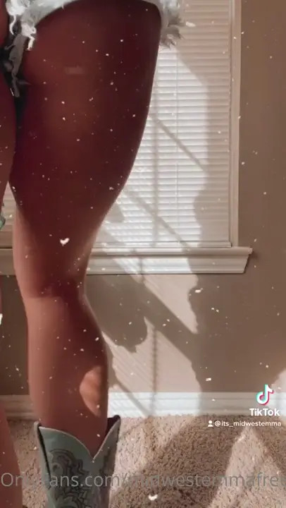 Midwestemma Sways And Grinds Her Ass