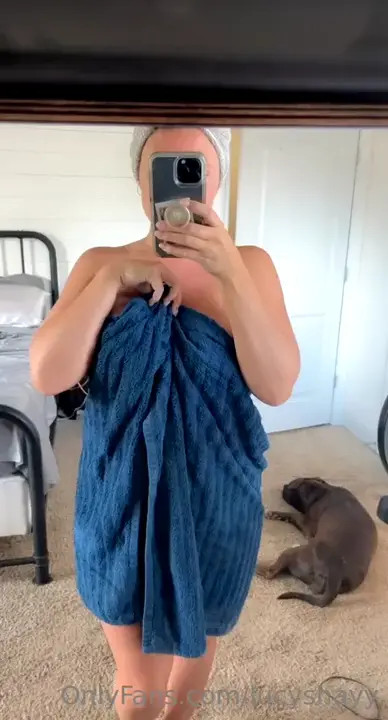 Lucyshayy Flashes Body Under Towel