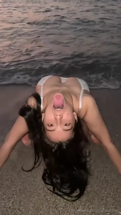 Silverriot Wiggles Her Ass At The Beach