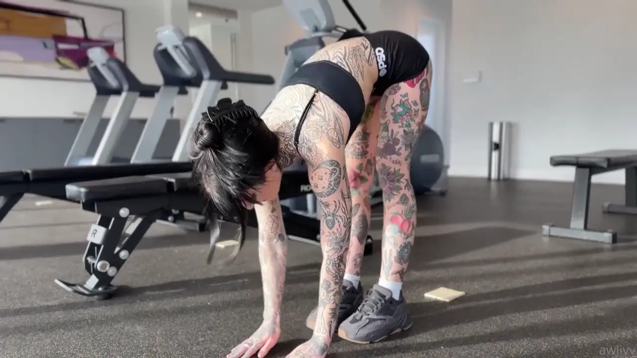 Awlivv Gets Wrecked By A BBC In The Gym