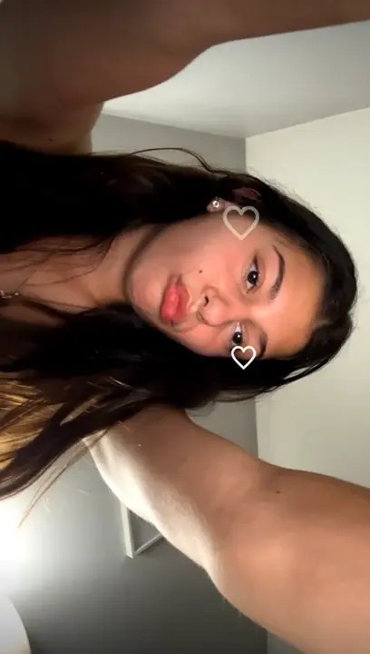 Carlieevall Vapes And Flaunts Her Body