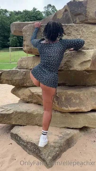 Ellepeachxr Teases Her Bare Ass Outside