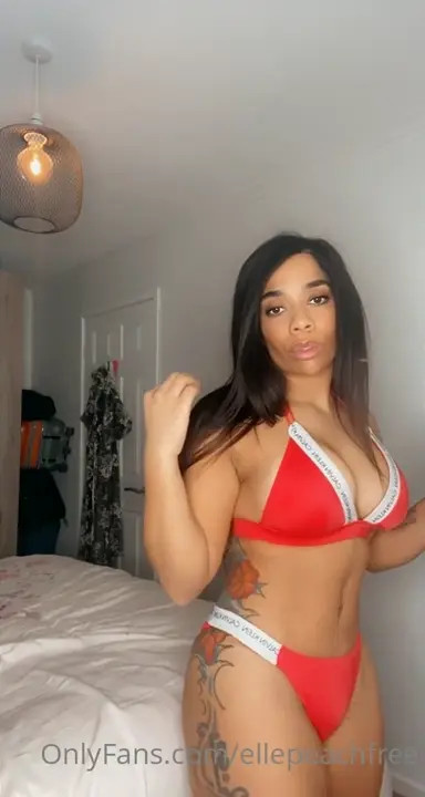 Ellepeachxr Flaunts Her Body In Bikini - ePornLeak