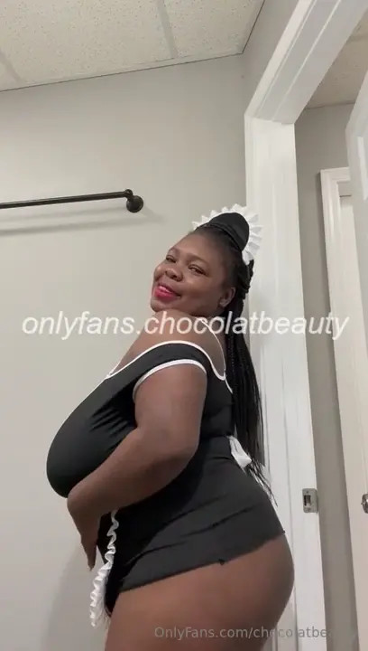 Maid Chocolatbeauty Reveals Her Tits