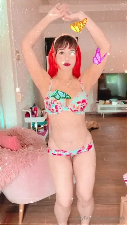 Windygirk Tries On A Floral Bikini