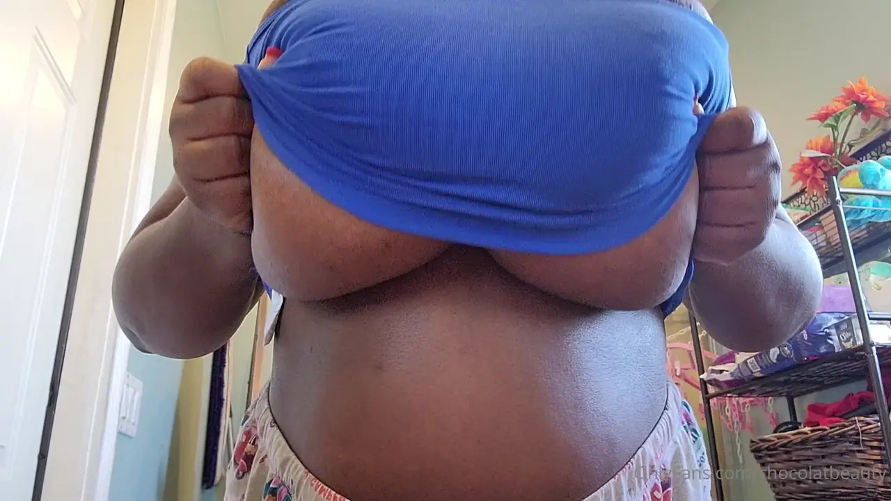 Chocolatbeauty Flashes Her Breasts
