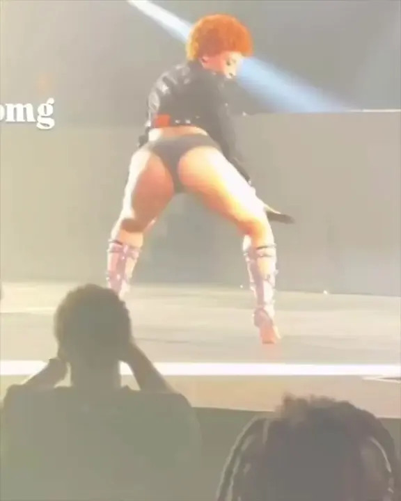 Ice Spice Bounces Her Fat Ass On The Stage