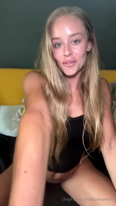 Laurenann77 Inserts A Dildo In Her Cunt - ePornLeak