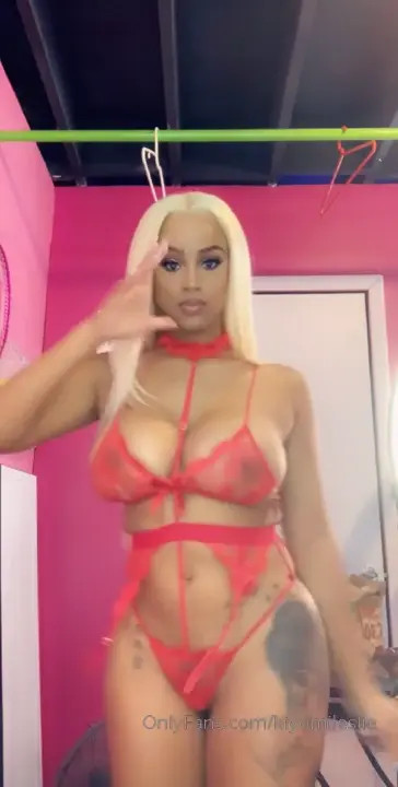 Busty Kiyomileslie Twerks In Her Red Lingerie