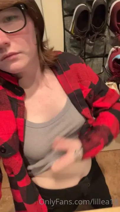 Lillea18 Proudly Flashing Her Cute Tits