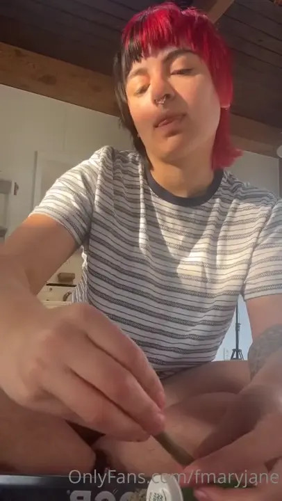 Busty Fmaryjane Shows Off Her Body While Smoking - ePornLeak