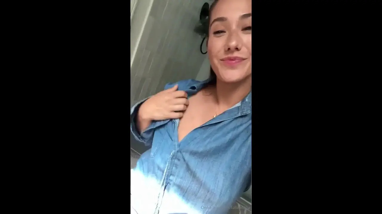 Eva Lovia Satisfies Her Cunt In The Shower