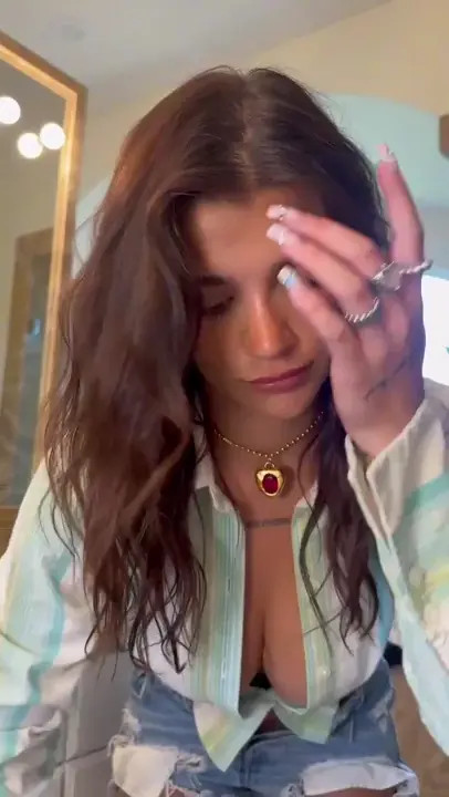 Ari Kytsya Uses Sex Toys To Pleasure Herself