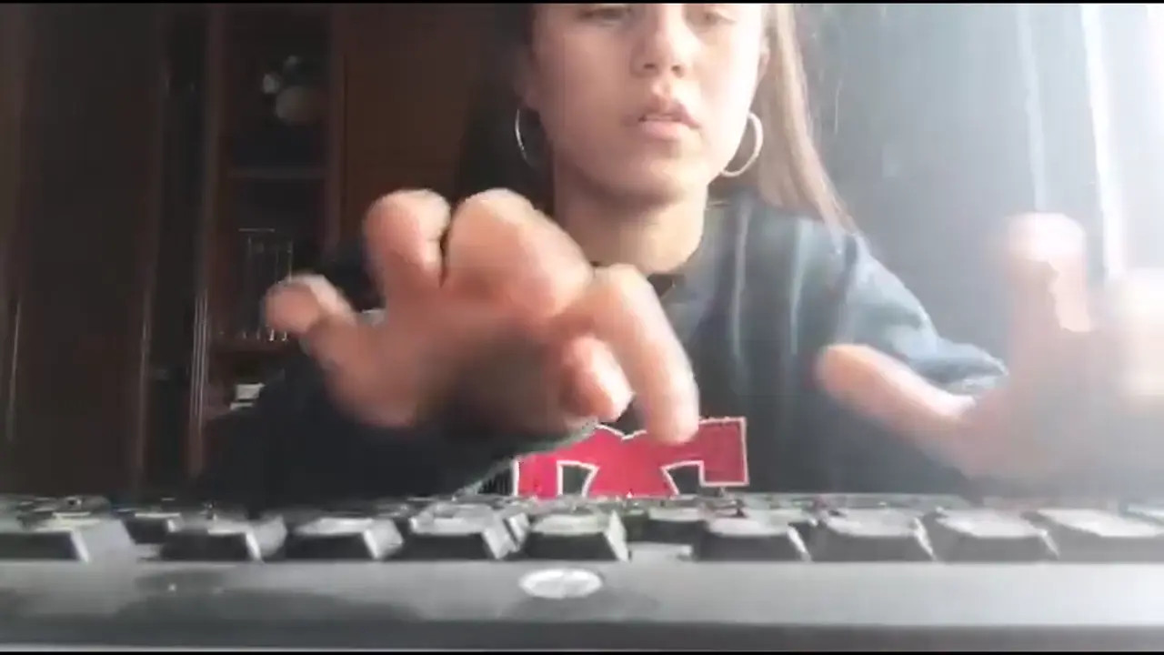 Rusacarabanchel Lifts Her Shirt