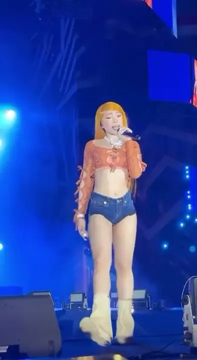 Ice Spice Teases Her Fat Ass In Concert - ePornLeak