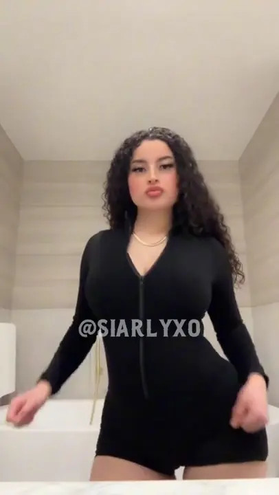 SiarlyXO Dances Flaunting Her Hot Curves