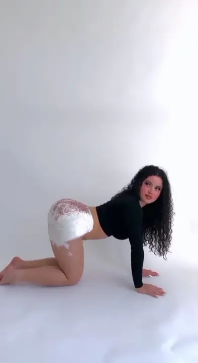 Big Booty SiarlyXO Bends For A Photoshoot
