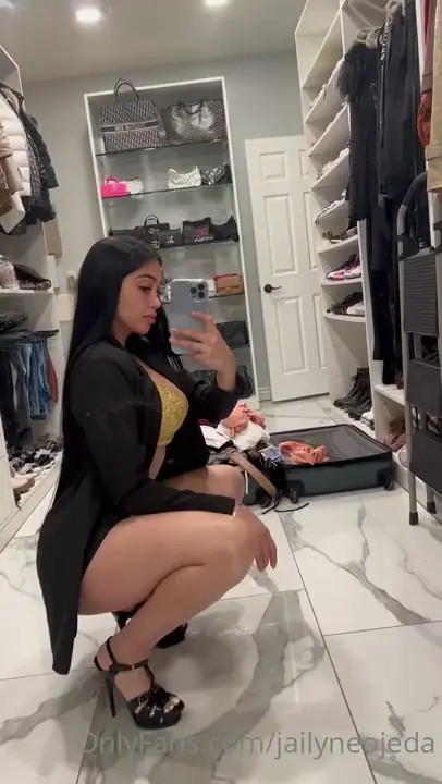 Jailyne Ojeda Squats To Tease Her Curves