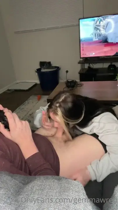 Julieta Yanez Blows Her Man's Cock While Playing - ePornLeak