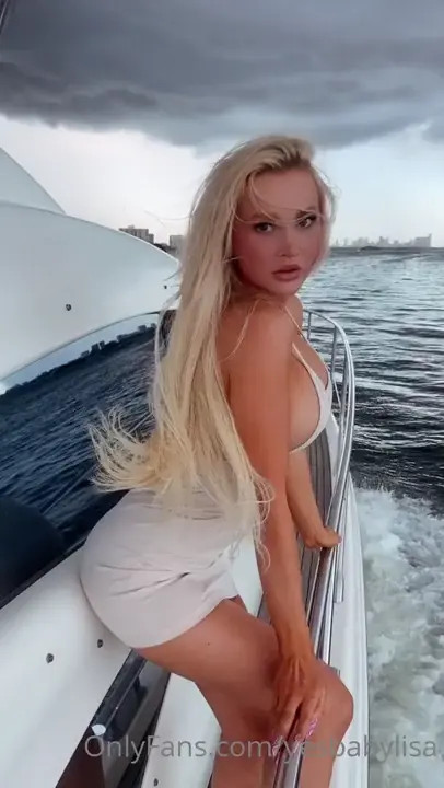 Yesbabylisa Takes Her Huge Floaters To The Ocean