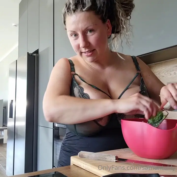 Samantalily Exposes Her Big Boobs