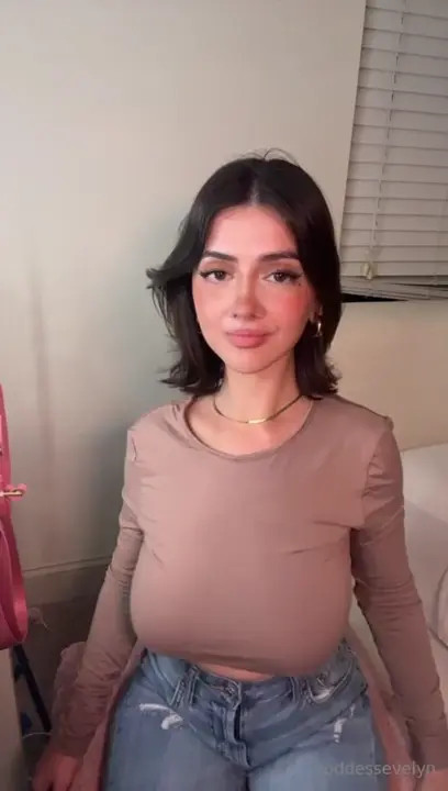 Evelynluxe Makes Her Huge Knockers Bounce - ePornLeak