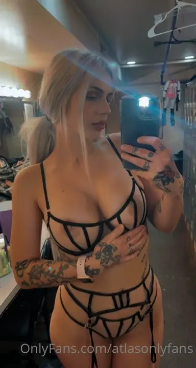 Atlasxanatomy Shows Off Her Sexy Outfit - ePornLeak