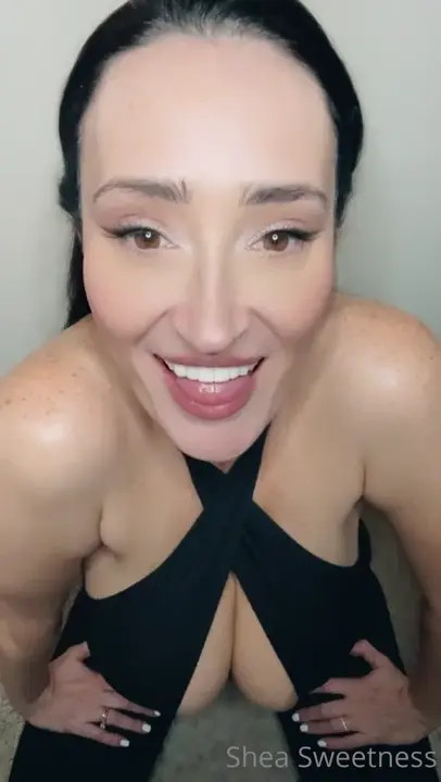 MILF Sheasweetnessvip Sucks On A Dildo
