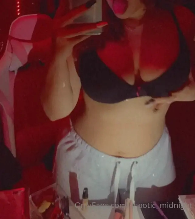 Chaotic_Midnight Feels Up Her Busty Body - ePornLeak