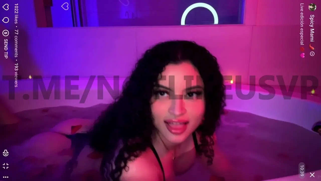 SiarlyXO Flaunts Her Curves In The Tub