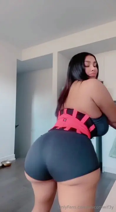 Unicornwif3y Shows Off Her Bouncy Ass