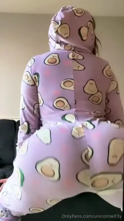 Unicornwif3y Wiggles Her Big Ass