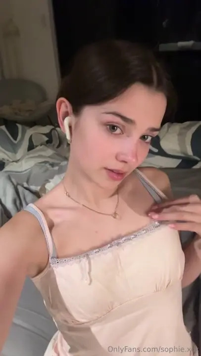 Sophie XDT Teases On Her Bed - ePornLeak