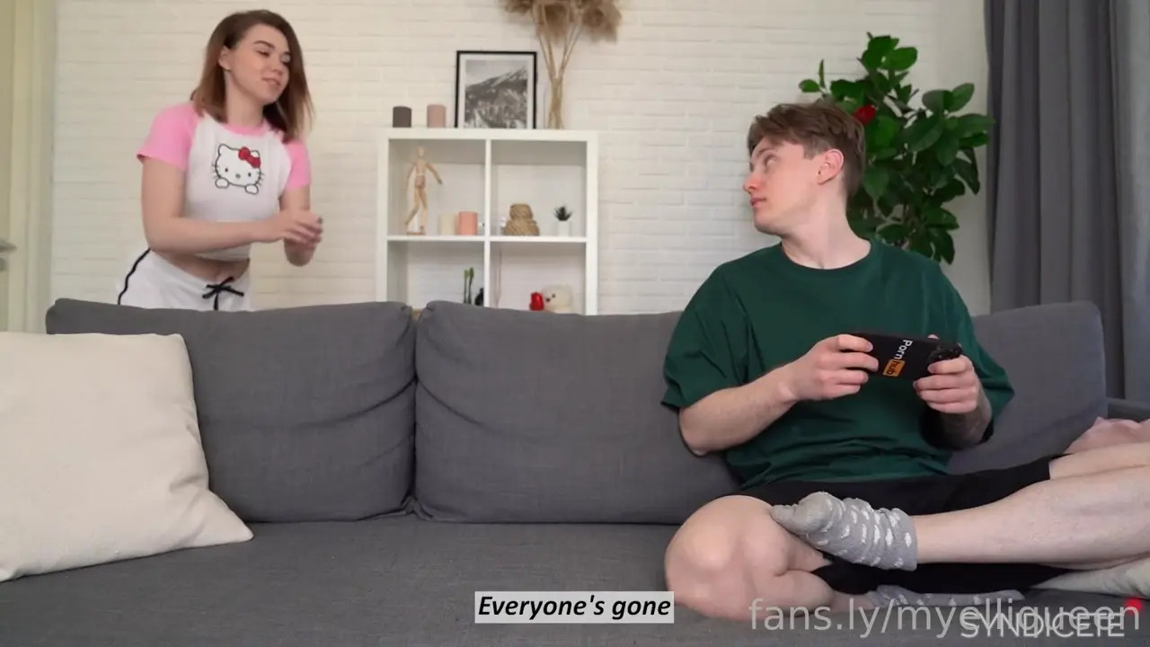 Myelliqueen Gets Tied & Banged On The Couch