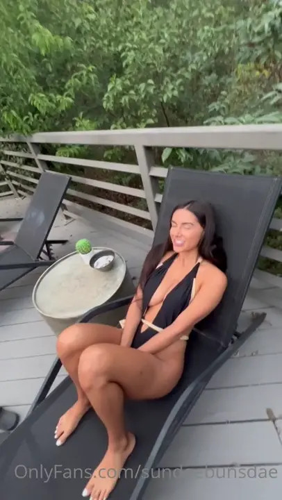 Mia Falls Gets Fucked After Sunbathing - ePornLeak