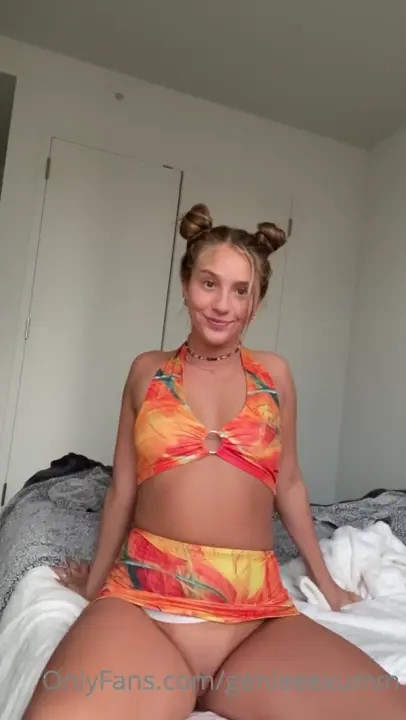 GenieExum Rubs Her Pussy With A Vibrator - ePornLeak