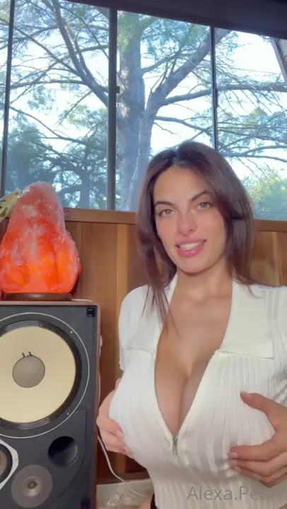 Alexa Pearl Shakes & Sucks Her Big Tits