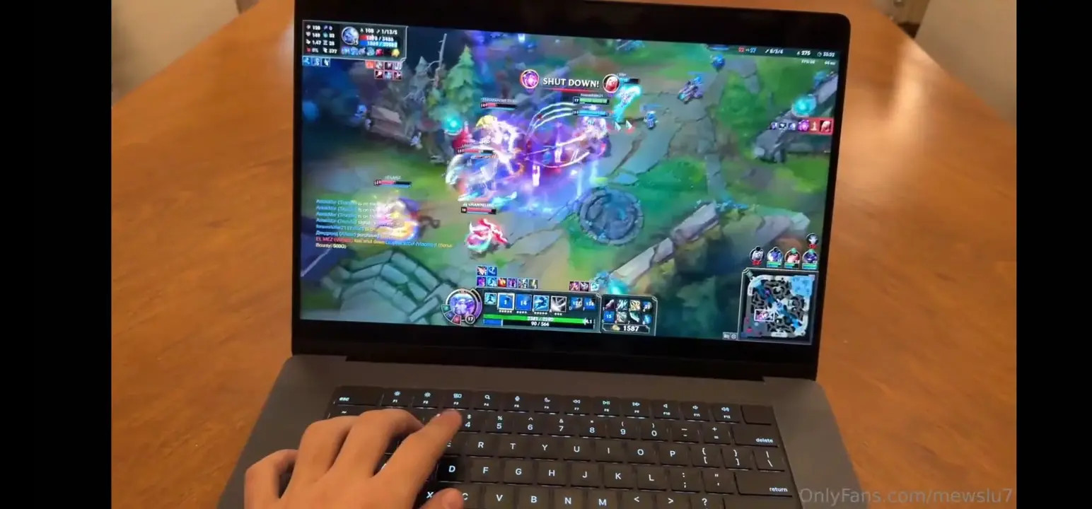 MewSlut Gets Creampied By Gamer BF