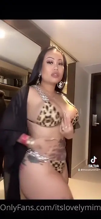 Itslovelymimi27 Flaunts Her Curves