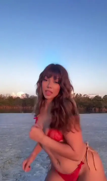 Justtpeachhyy Dances In Her Bikini